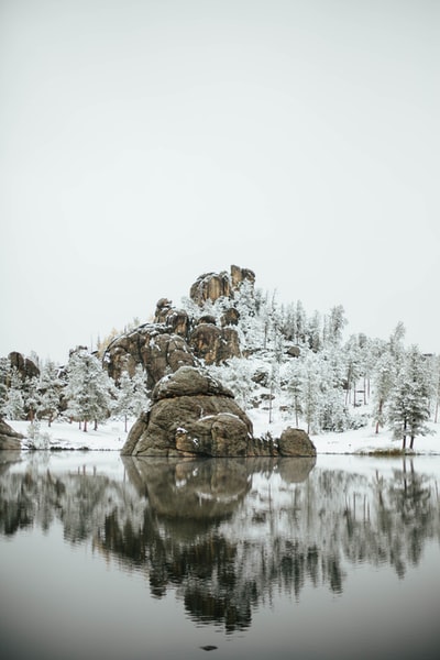 山顶附近的岩层
